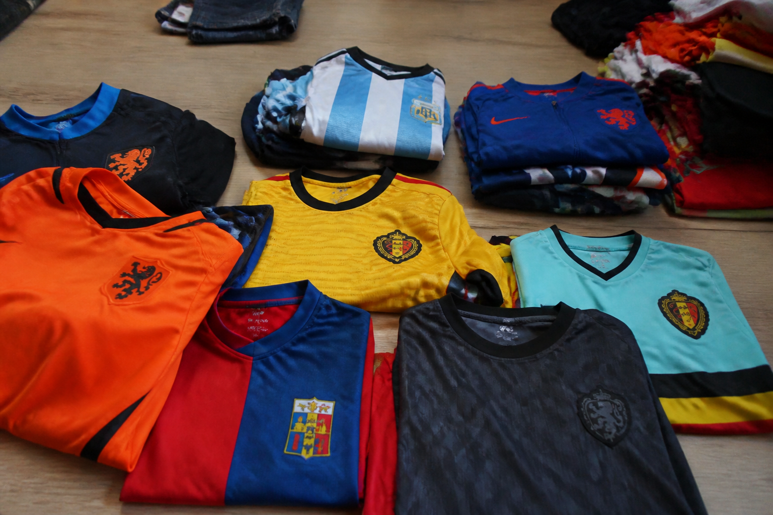 Voetbaltenues en shirts